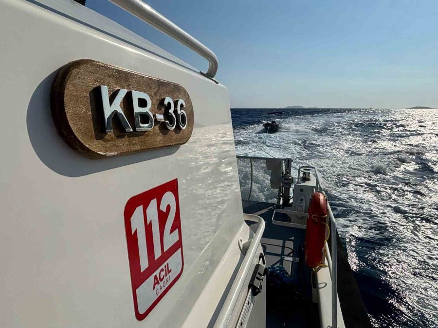 Antalya’da Arızalanan Teknedeki 2 Kişinin İmdadına Sahil Güvenlik Ekipleri Yetişti