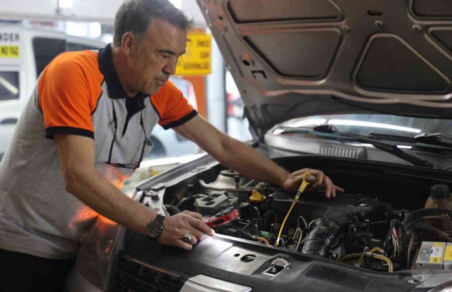 Pes Dedirten Görüntü: Otomobilin Motorundan Bulaşık Teli Çıktı