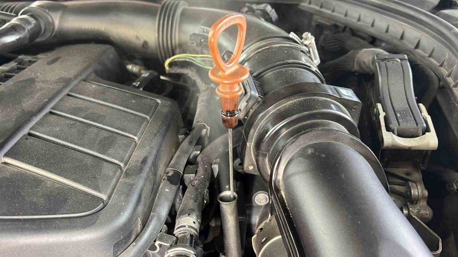 Pes Dedirten Görüntü: Otomobilin Motorundan Bulaşık Teli Çıktı