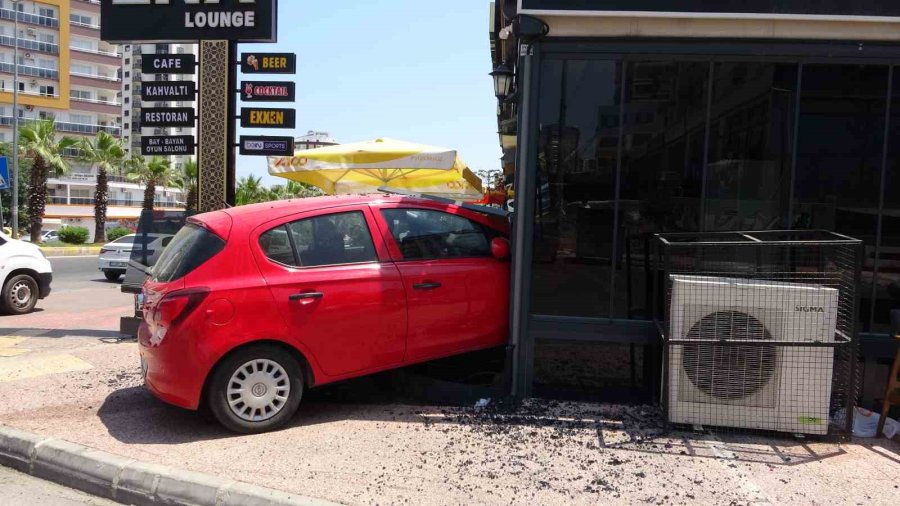 Mersin’de Kontrolünü Kaybeden Kadın Sürücü Aracıyla Kafeye Daldı
