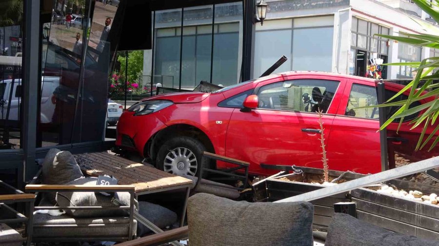 Mersin’de Kontrolünü Kaybeden Kadın Sürücü Aracıyla Kafeye Daldı