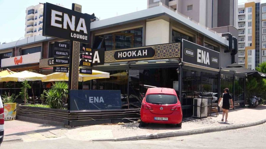 Mersin’de Kontrolünü Kaybeden Kadın Sürücü Aracıyla Kafeye Daldı