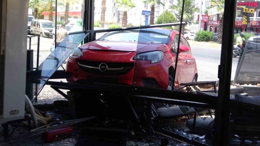 Mersin’de Kontrolünü Kaybeden Kadın Sürücü Aracıyla Kafeye Daldı