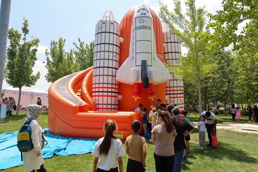Çocuklar Yaza Merhaba Karne Şenliği’nde Doyasıya Eğlendi