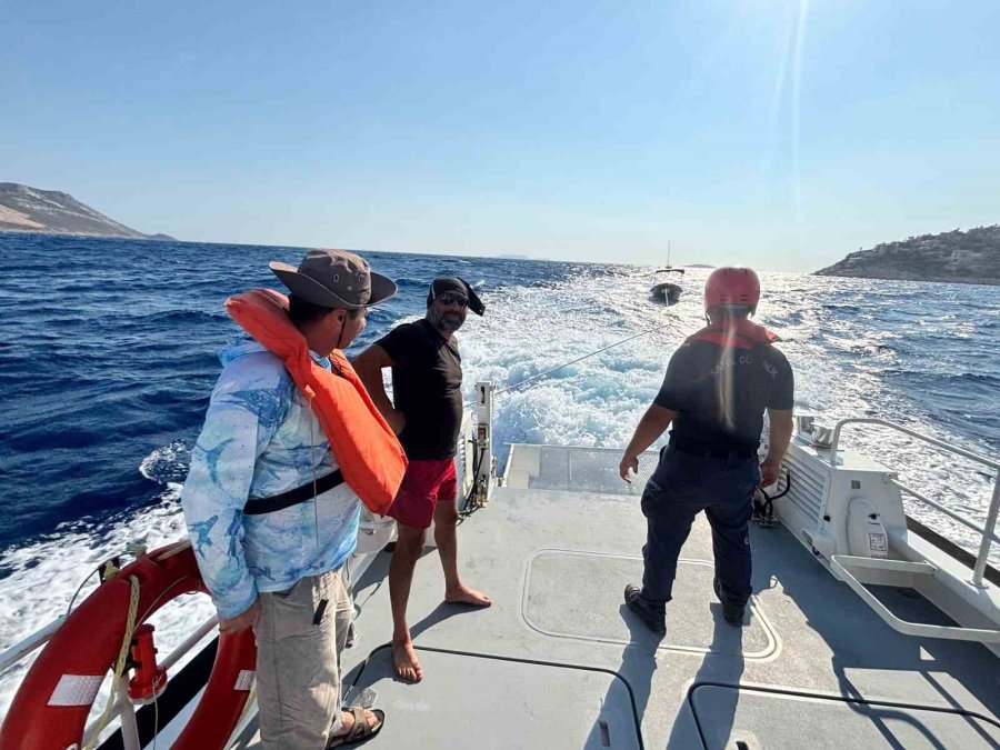 Antalya’da Arızalanan Teknedeki 2 Kişinin İmdadına Sahil Güvenlik Ekipleri Yetişti