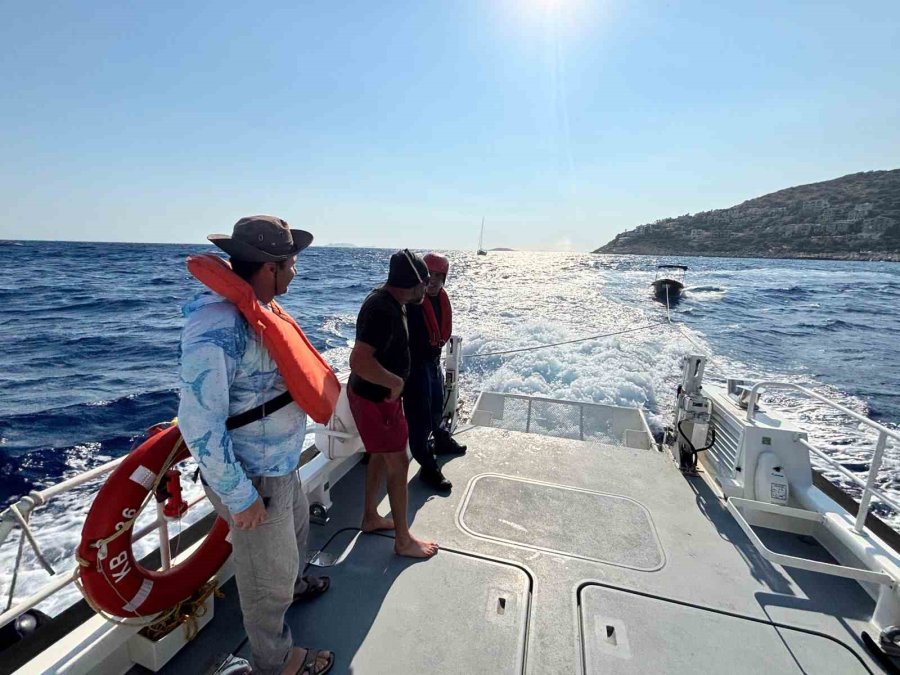 Antalya’da Arızalanan Teknedeki 2 Kişinin İmdadına Sahil Güvenlik Ekipleri Yetişti