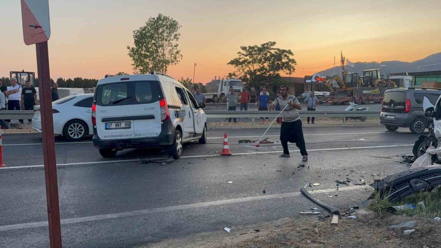 Antalya’da Hafif Ticari Araçlar Kafa Kafaya Çarpıştı: 4 Yaralı