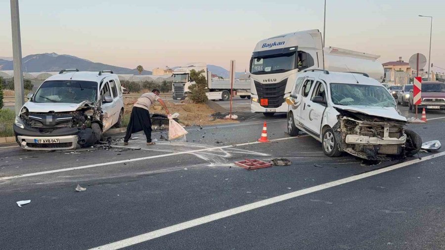 Antalya’da Hafif Ticari Araçlar Kafa Kafaya Çarpıştı: 4 Yaralı