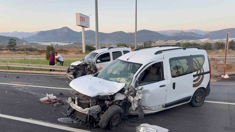 Antalya’da Hafif Ticari Araçlar Kafa Kafaya Çarpıştı: 4 Yaralı