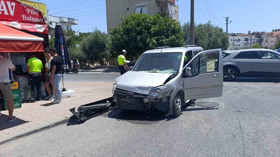 Manavgat’ta Ticari Araç İle Otomobil Çarpıştı: 1 Yaralı