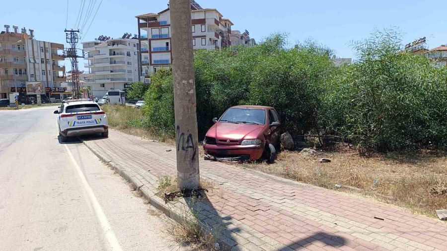 Manavgat’ta Direğe Çarpan Otomobil Sürücüsü Yaralandı