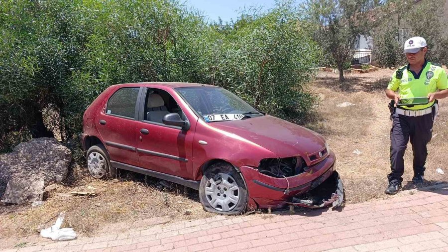 Manavgat’ta Direğe Çarpan Otomobil Sürücüsü Yaralandı