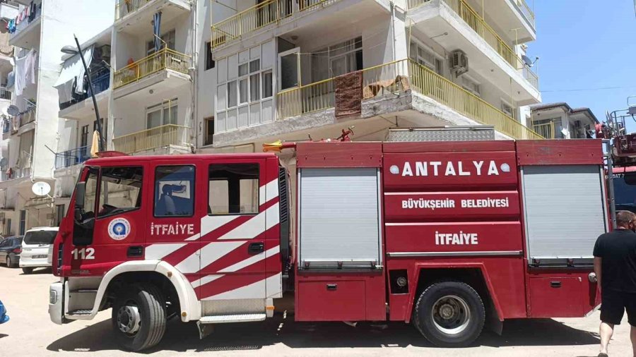 Evini Yakmaya Çalıştı, İtfaiye Ekipleri Alevleri Büyümeden Söndürdü