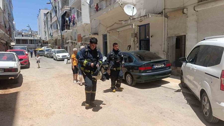 Evini Yakmaya Çalıştı, İtfaiye Ekipleri Alevleri Büyümeden Söndürdü