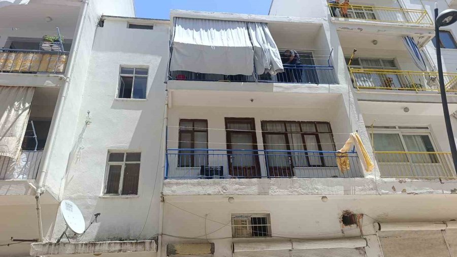 Evini Yakmaya Çalıştı, İtfaiye Ekipleri Alevleri Büyümeden Söndürdü