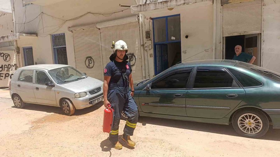 Evini Yakmaya Çalıştı, İtfaiye Ekipleri Alevleri Büyümeden Söndürdü