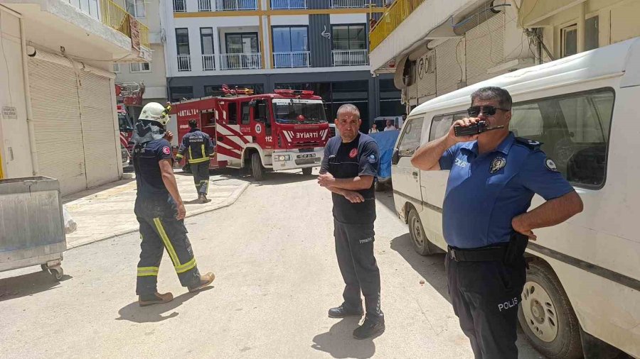 Evini Yakmaya Çalıştı, İtfaiye Ekipleri Alevleri Büyümeden Söndürdü