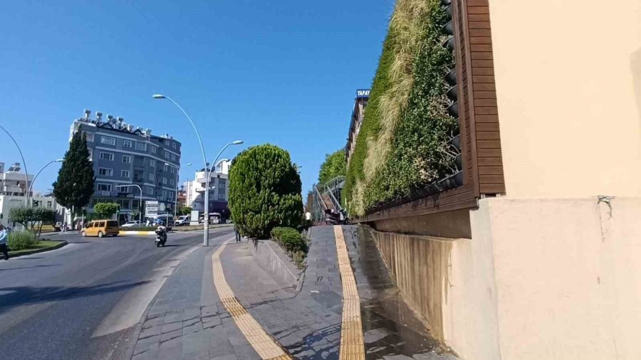 Yola Taşan Su Kazaya Neden Oldu, Motosiklet Sürücüsü Yaralandı