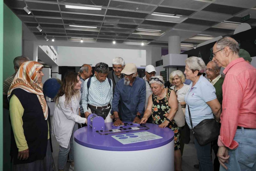 Emeklilerden Mercan Bilim Merkezi’ne Tam Not