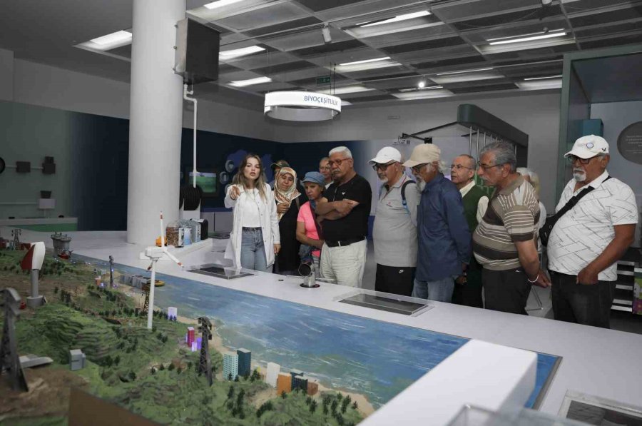 Emeklilerden Mercan Bilim Merkezi’ne Tam Not