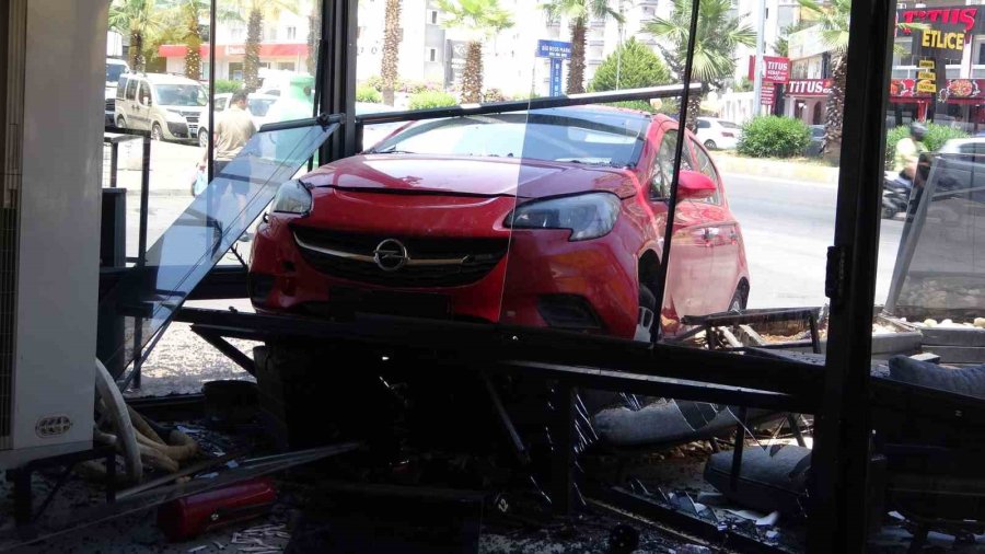 Mersin’de Araçlar İş Yerlerine Daldı