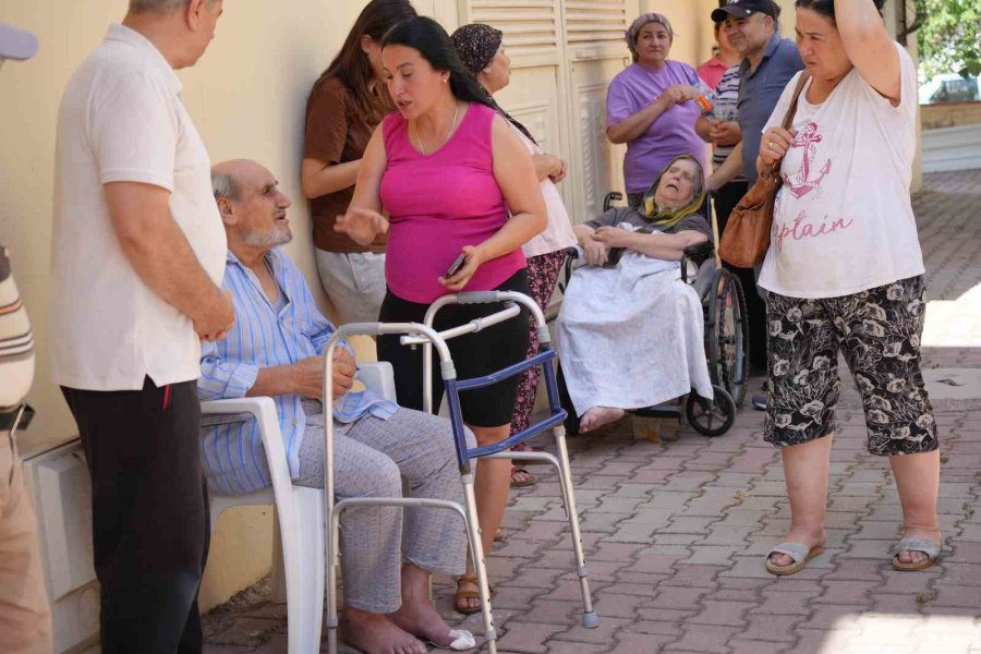 Antalya’da Yangın Paniği, Apartman Dumanla Kaplandı, Yaşlı Çift Kurtarıldı