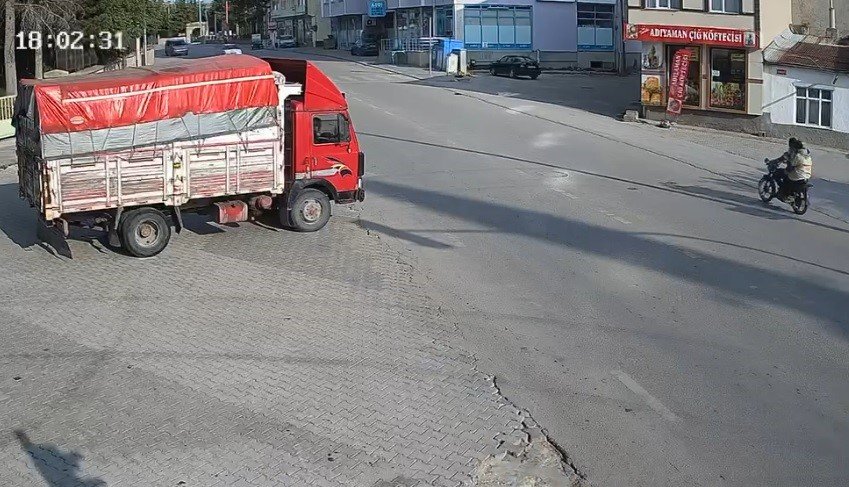 Açık Kamyonet Kasası Kapağı Yüzünden 15 Yaşındaki Kızın Hayatını Kaybettiği Kaza Kamerada