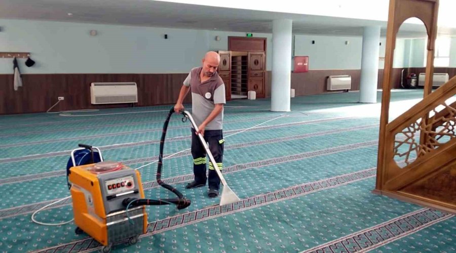 Akdeniz’de İbadethanelere Kesintisiz Temizlik Hizmeti