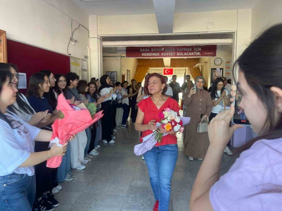 Emekliye Ayrılan Öğretmene Duygusal Veda