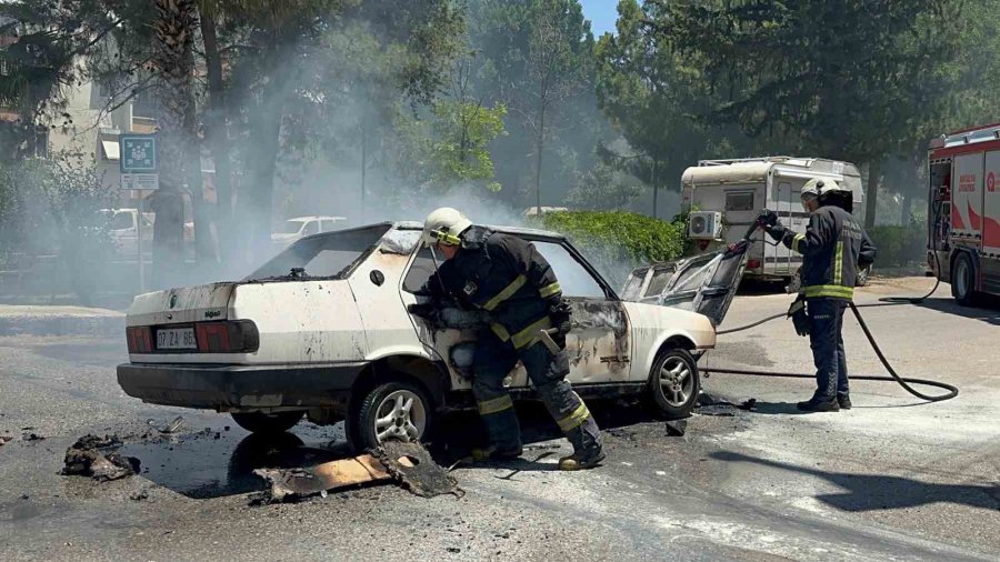Antalya’da Seyir Halindeyken Alev Alan Tofaş Otomobil Kullanılamaz Hale Geldi