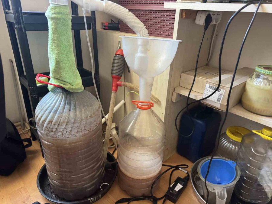 Evinin Bir Odasını Labaratuvar Haline Getirdi, Araştırmalarına Ara Vermedi