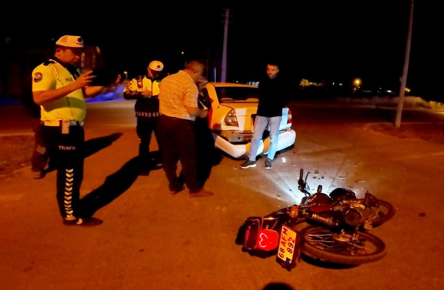 Motosiklet Otomobile Arkadan Çarptı: 1 Yaralı
