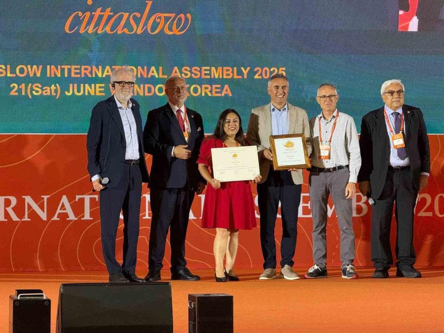 Cittaslow Fikir Maratonu Ödülü Başkan Böcek’e Takdim Edildi