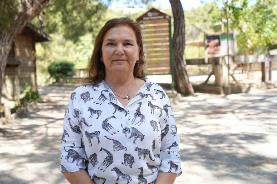 Antalya’da Sıcaktan Etkilenen Hayvanlara Buzlu Meyve Kokteyli