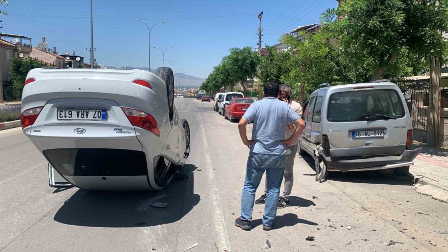 Karaman’da Park Halindeki Araca Çarpan Otomobil Ters Döndü: 2 Yaralı