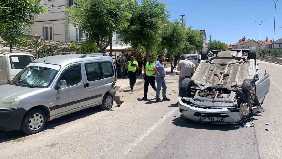 Karaman’da Park Halindeki Araca Çarpan Otomobil Ters Döndü: 2 Yaralı