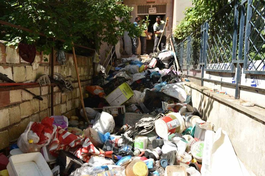 Kepez’de Çöp Apartman Operasyonunda 20 Kamyon Çöp Tahliye Edildi