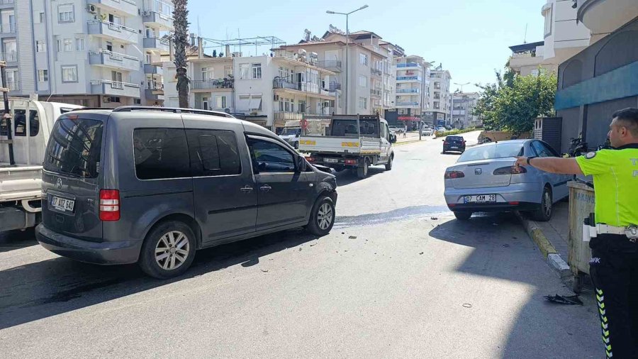 Hafif Ticari Araç İle Otomobil Çarpıştı: 1 Yaralı