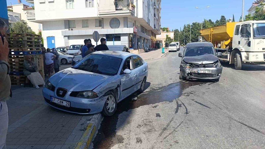 Hafif Ticari Araç İle Otomobil Çarpıştı: 1 Yaralı