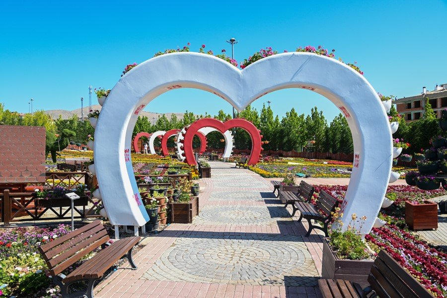 375 Bin Çiçek Görsel Şölen Sunuyor