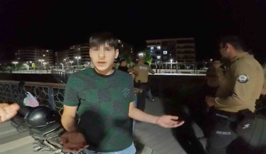 Parkta Motosiklet Sürdü, Polise Direnip Gazeteci Ve Bekçilerin Görüntüsünü Çekti