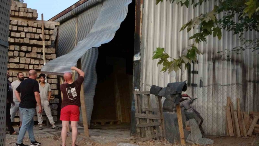 Antalya’da Mobilya Atölyesindeki Yangın Büyümeden Söndürüldü