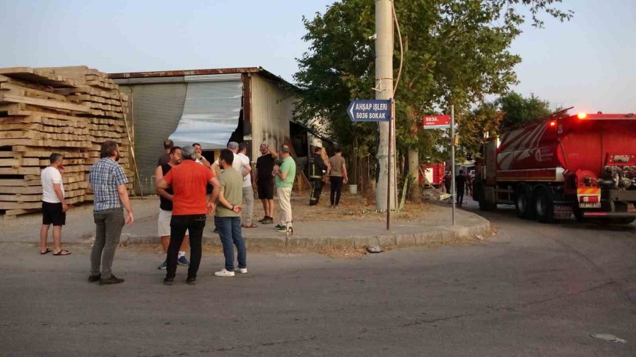 Antalya’da Mobilya Atölyesindeki Yangın Büyümeden Söndürüldü