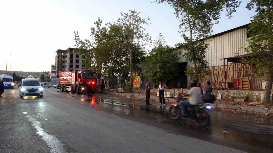 Antalya’da Mobilya Atölyesindeki Yangın Büyümeden Söndürüldü
