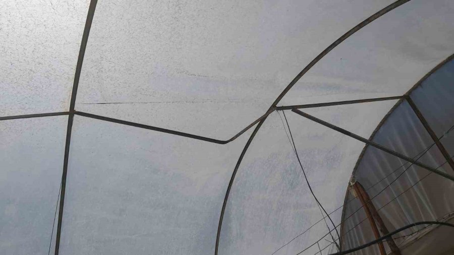 Kumluca’da Aniden Başlayan Hortum Seralara Zarar Verdi