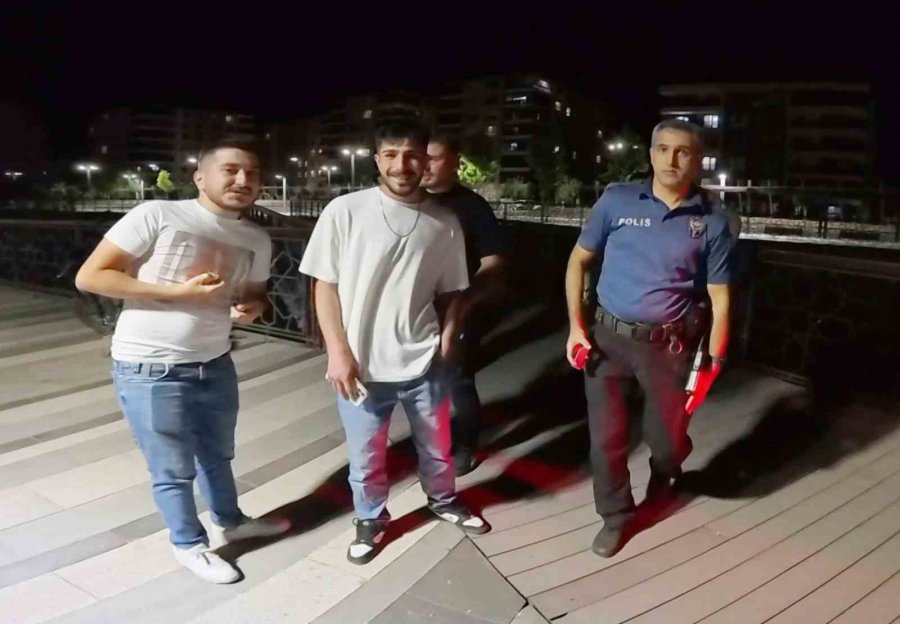 Parkta Motosiklet Sürdü, Polise Direnip Gazeteci Ve Bekçilerin Görüntüsünü Çekti