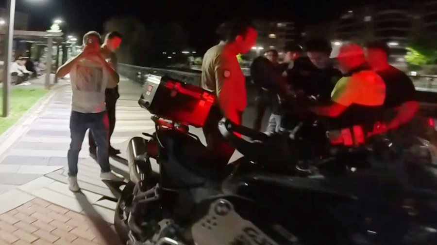 Parkta Motosiklet Sürdü, Polise Direnip Gazeteci Ve Bekçilerin Görüntüsünü Çekti
