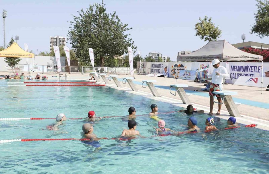 Mersin’de Çocuklar, Hem Yüzme Öğreniyor Hem De Eğleniyor