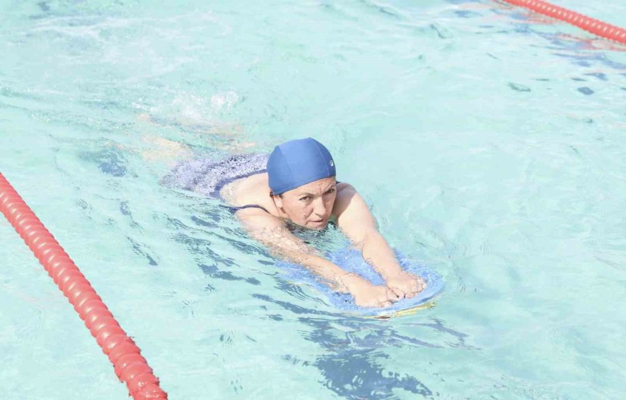 Mersin’de Çocuklar, Hem Yüzme Öğreniyor Hem De Eğleniyor