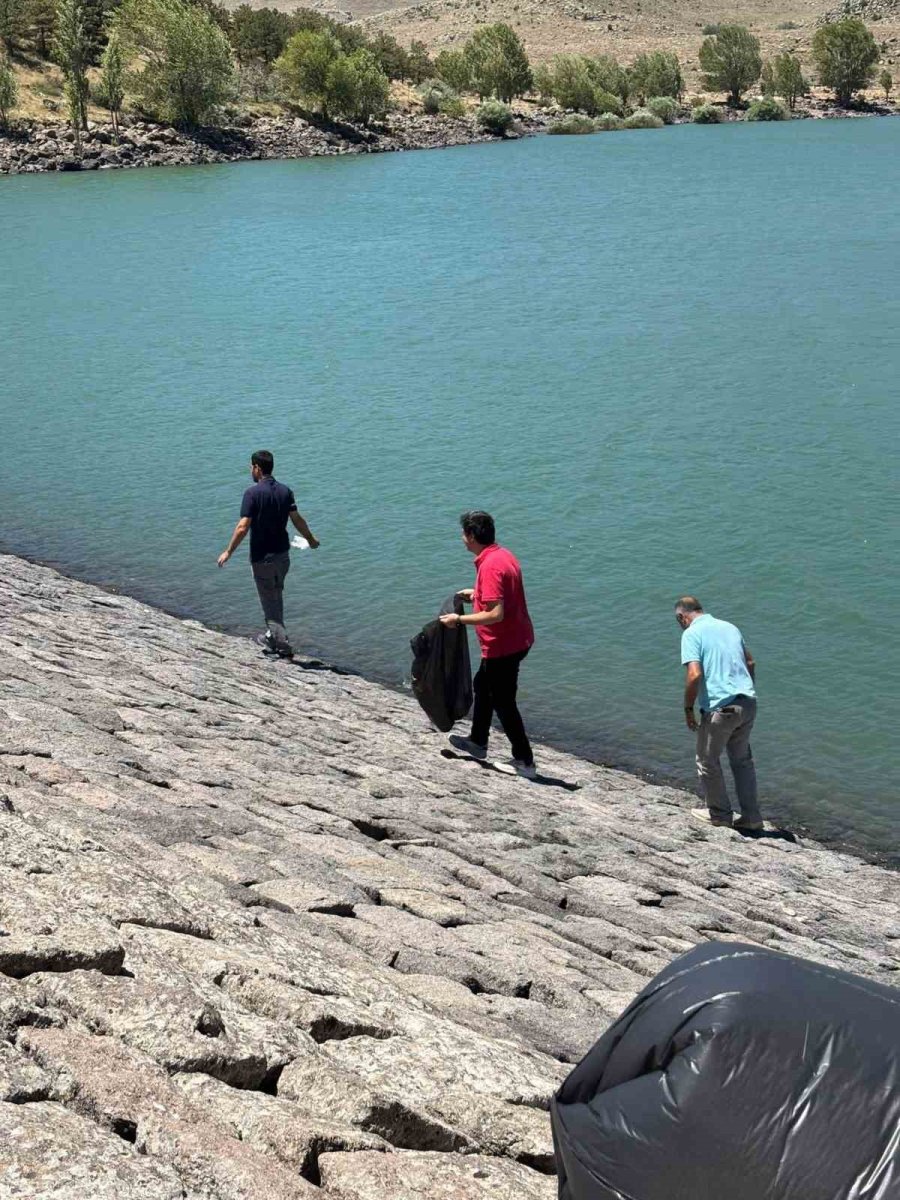 Niğde’de Öğretmenlerden Doğa İçin Anlamlı Etkinlik: Seminer Kapsamında Çöp Topladılar